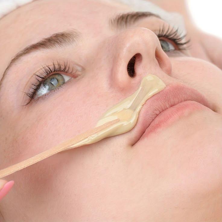 Depilación facial profesional en salón