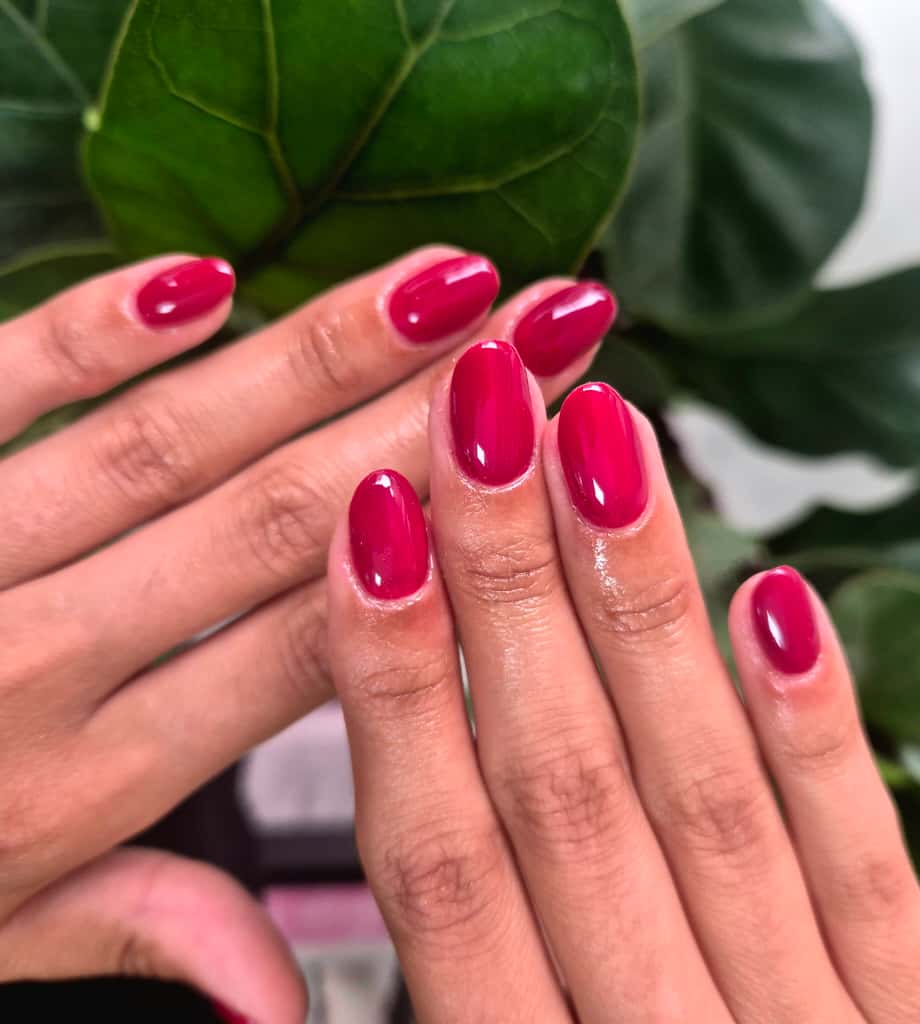 Esmaltado semipermanente prolijo con acabado brillante y duradero