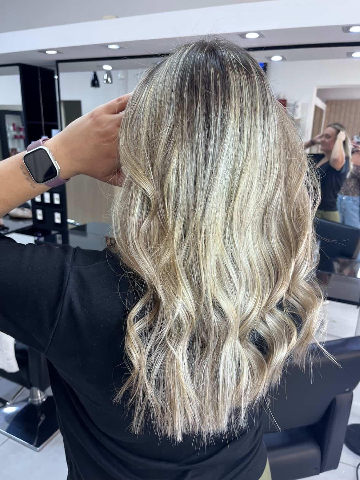 Color y mechas con reflejos naturales y brillo saludable
