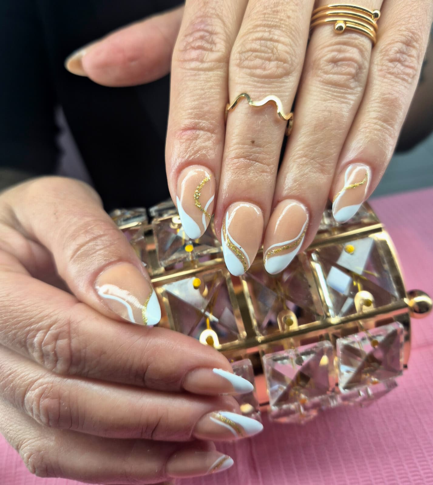 Uñas esculpidas con molde o tip, forma definida y estética
